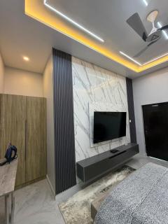 Modern Studio Apartment Hilltop Views - 6
