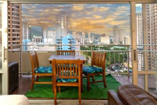 Waikiki Condo - FREE Parking, City View - 7