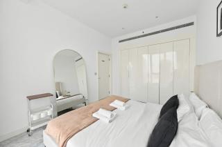 Waterfront One Bedroom - Amazing Canal Views - 2