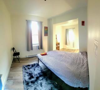 Cozy 2-Bedroom Apartment in Vibrant Montreal - 9