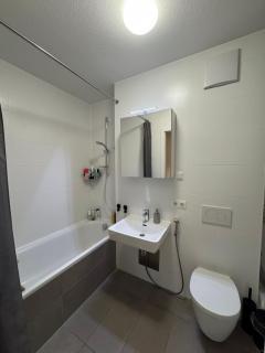2BR Munich Apartment, Direct Train to Oktoberfest - 3