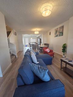 Spacious Family House in Edmonton - Perfect for a Comfortable Stay - 0