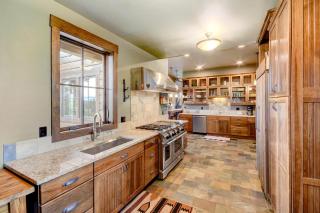 Downtown WP Mountain Home I Great Views I Private Hot Tub I Activity Program - 1