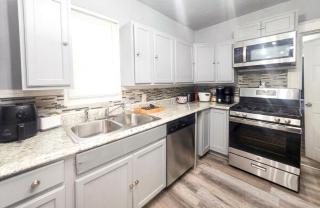 Pet-Friendly 5BR Home Monthly Niagara Falls Stay - 7