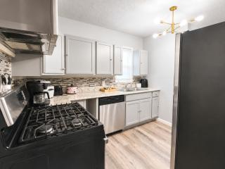 Pet-Friendly 5BR Home Monthly Niagara Falls Stay - 1