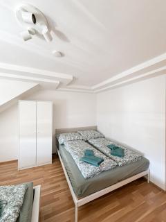 3 Bedroom Central Premium Apartment - Free Parking - 6