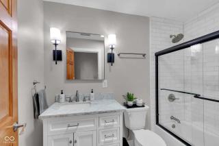 Gorgeous historic townhome steps away from DT - 3