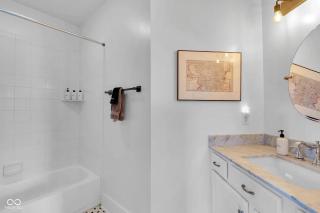 Gorgeous historic townhome steps away from DT - 2