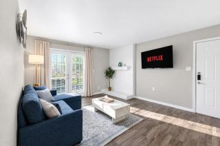 Modern Addison Escape, Corner Suite - 9