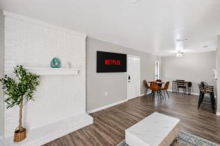 Modern Addison Escape, Corner Suite - 8
