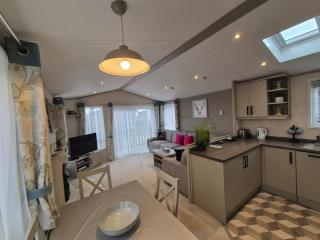 Charming 2 bed lodge in Beautiful Suffolk - 4