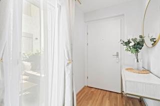 Modern 1BR terrace stay near U1 metro - 8