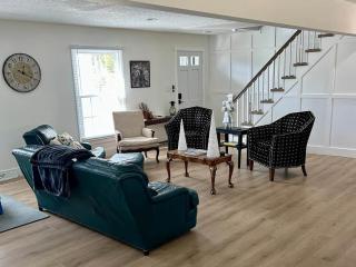 Work/Family Groups: Huge Living Room+Fun Backyard - 5