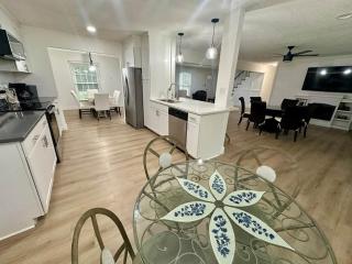 Work/Family Groups: Huge Living Room+Fun Backyard - 3