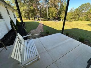 Work/Family Groups: Huge Living Room+Fun Backyard - 1