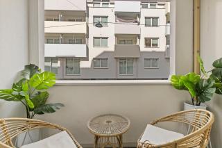 Modern 1BR balcony stay near U1 metro - 7
