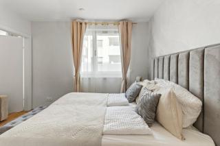Modern 1BR balcony stay near U1 metro - 6