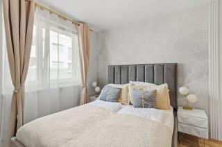 Modern 1BR balcony stay near U1 metro - 2