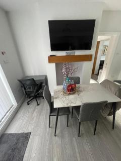 Luxury 5-Bed Home with Spacious Garden & Parking - 1