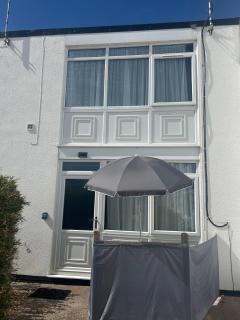Spacious 2BR Villa 10 min Beach Parking WiFi - 6