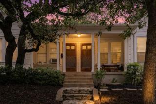 Charming Tiffany Blue Townhome, Steps to Moody Center & Football Game Day - 0