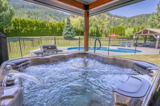 The Tyrolean - Pool, Hot Tub & Ski Hill Charm - 9