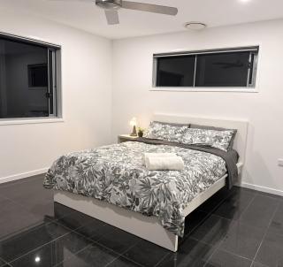 Self-Contained Unit in Highgate Hill - 7