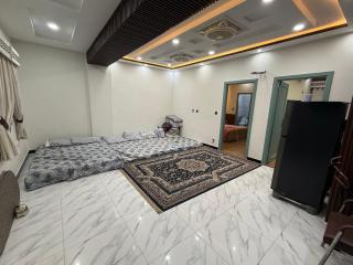 Modern Cozy Apartment Near Gulberg Greens - 9