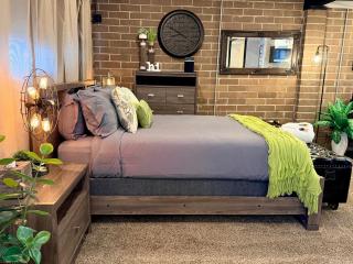 Industrial-Chic Studio, Full Kitchen Near Hotspots - 9