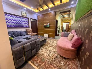 Cozy Stay Near Bahria Town Phase 4 - 4