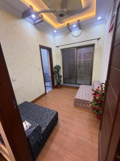 Cozy Stay Near Bahria Town Phase 4 - 1