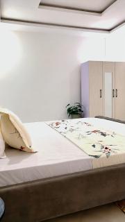 AC room in shared apartment with rooftop pool & gym - 4