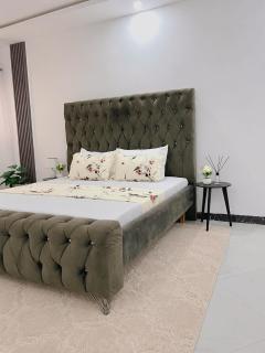 AC room in shared apartment with rooftop pool & gym - 7