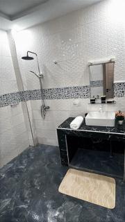 AC room in shared apartment with rooftop pool & gym - 3