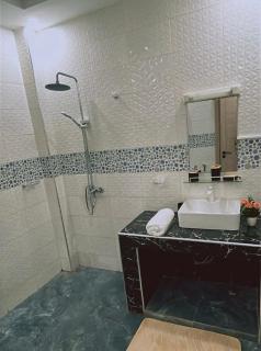 AC room in shared apartment with rooftop pool & gym - 1
