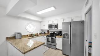 Peaceful Privacy-Tennis-Greenbelt-Golf-Walkable - 4