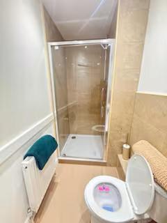 Large Group Accommodation in Wakefield with Fast WiFi, Private Parking and M1 Links - 6