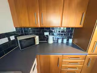 Large Group Accommodation in Wakefield with Fast WiFi, Private Parking and M1 Links - 1