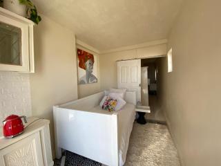 Chic Solo Retreat in Bakoven - Cape Town - 0