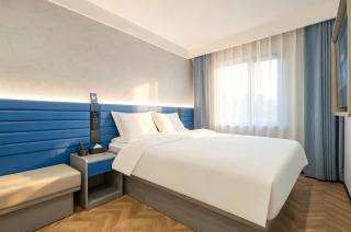 Beijing Man Qu Hotel nearby Bubble Mart Paradise, Forbidden City, Yonghegong Lama Temple, free reservation of Tiananmen unlimited express collection, free laundry, free coffe touristA bustling bar and dining street right downstairs - 3