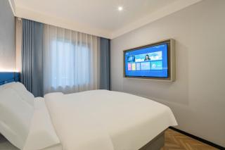 Beijing Man Qu Hotel nearby Bubble Mart Paradise, Forbidden City, Yonghegong Lama Temple, free reservation of Tiananmen unlimited express collection, free laundry, free coffe touristA bustling bar and dining street right downstairs - 2