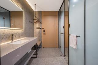 Beijing Man Qu Hotel nearby Bubble Mart Paradise, Forbidden City, Yonghegong Lama Temple, free reservation of Tiananmen unlimited express collection, free laundry, free coffe touristA bustling bar and dining street right downstairs - 5