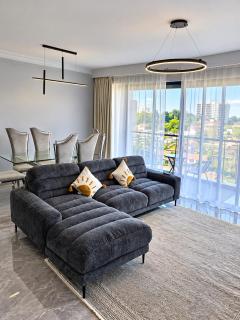Luxury 2 Bed Apartment-Gym Pool and Rooftop View - 0