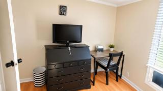 Black-white Rm By Yale U - 8