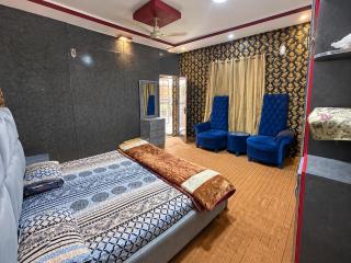 Spacious Entire Place 2 Bedrooms Private Bath Upper Portion With Kitchen roof in Wapda Town - 4