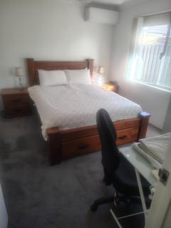 Private Queen Bed close to all amenities Room 3 - 2