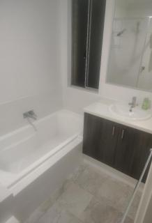 Private Queen Bed close to all amenities Room 3 - 4
