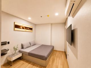 Monarchy Apartment with Dragon Bridge View - 8