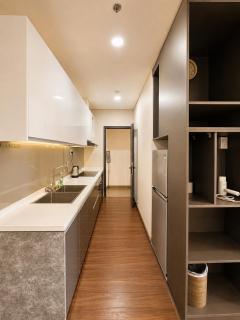 Monarchy Apartment with Dragon Bridge View - 7