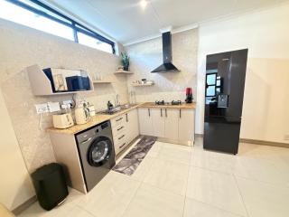 Esmeralda Self Catering Apartment - 8